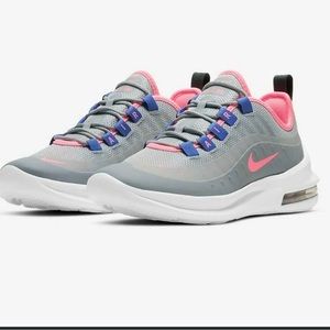 Girl Nike Air Max Axis